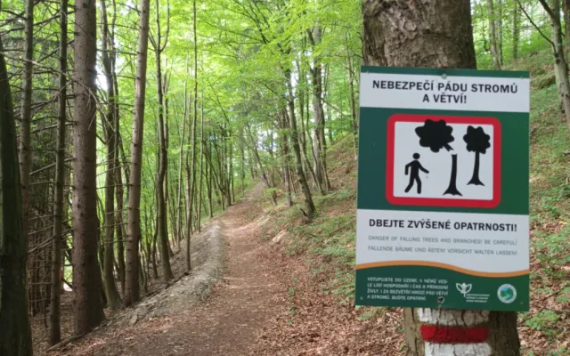 TIP NA VÝLET: Zkamenělý zámek nabízí procházku čarokrásným údolím. Bonusem jsou jeskyně