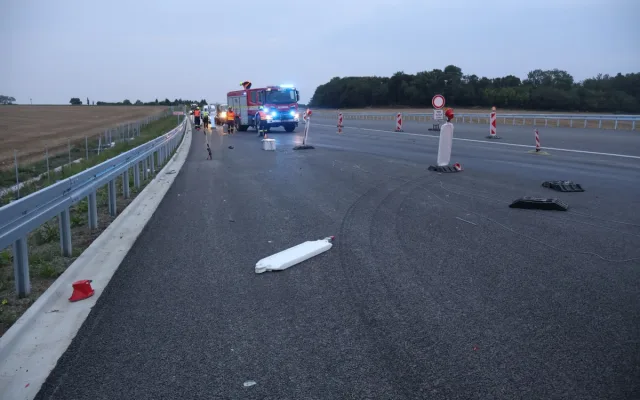 Olej na dálnici. Řidič jel rychle a prorazil vanu, D35 u Olomouce stála přes čtyři hodiny