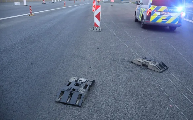 Olej na dálnici. Řidič jel rychle a prorazil vanu, D35 u Olomouce stála přes čtyři hodiny