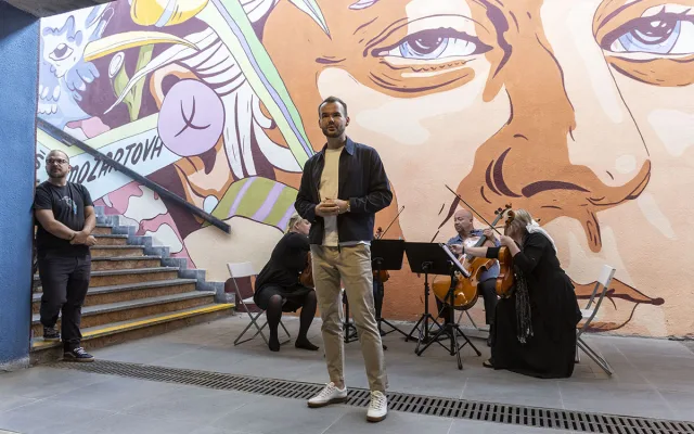 Mozart i anděl. Oprýskaný podchod u olomoucké nemocnice zkrásněl uměleckou výmalbou