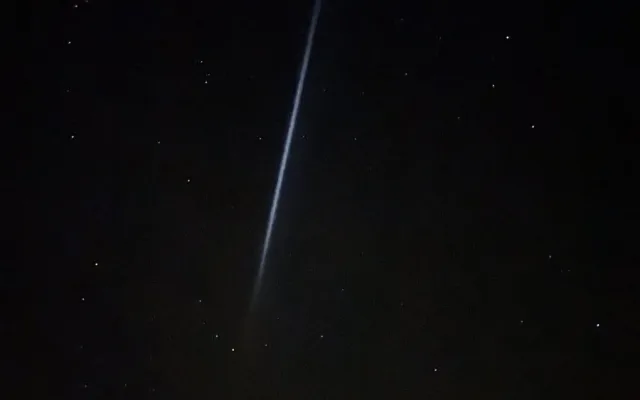 Světelná čára na noční obloze překvapila nejen na Hané. Na nebi zářilo palivo z rakety