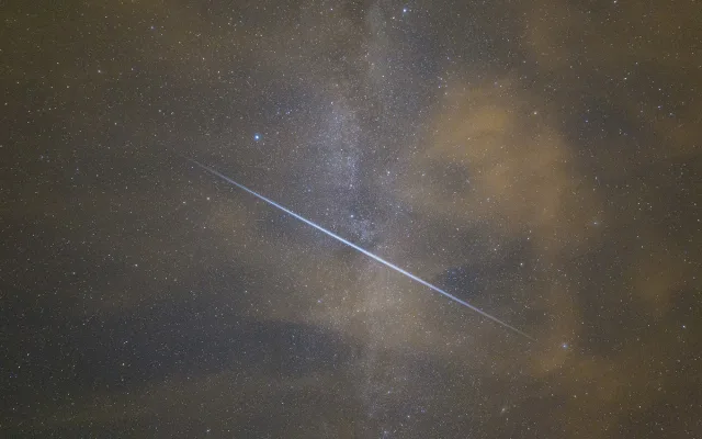 Světelná čára na noční obloze překvapila nejen na Hané. Na nebi zářilo palivo z rakety