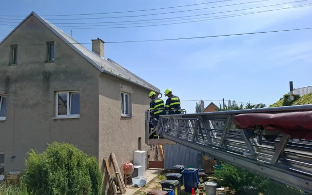 Nehody na D35 i poničené střechy. Vichr udeřil v Olomouckém kraji, hasiči řeší desítky událostí