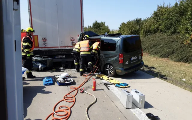 VIDEO: Řidiči zmatkovali a zdržovali hasiče, kteří spěchali k vážné nehodě na Přerovsku