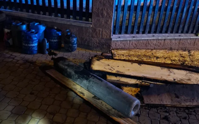Pneumatiky, tlakové láhve. Hasiči bojovali s požárem domu a stodoly na Litovelsku
