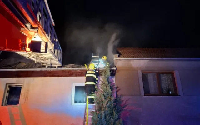 Pneumatiky, tlakové láhve. Hasiči bojovali s požárem domu a stodoly na Litovelsku