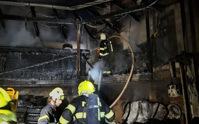 Pneumatiky, tlakové láhve. Hasiči bojovali s požárem domu a stodoly na Litovelsku
