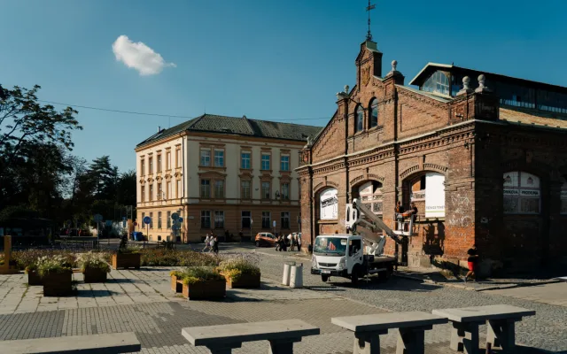 Kam kráčíš, tržnice? Umělci upozornili na nevyužitou historickou stavbu v Olomouci