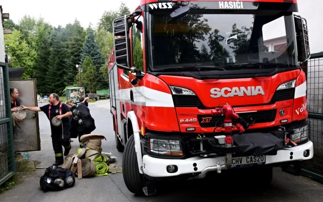 Houpačky a prolézačky pro zvířata. Hasiči věnovali olomoucké zoo vyřazené hadice