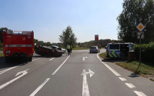 Mladík v Tesle vjel v Olomouci do cesty druhému vozu, starší řidič po havárii skončil v nemocnici