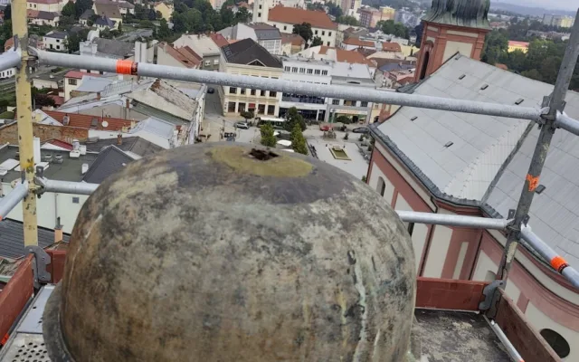 Báň radnice v Hranicích skrývala mince či fotografie módy. Věž prochází opravou