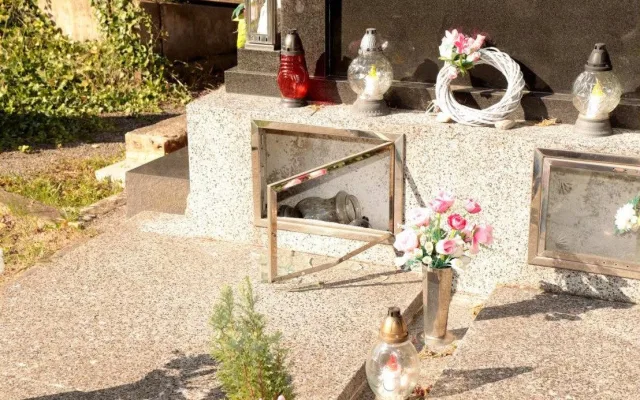 Hyena na hřbitově v Olomouci, pět desítek poničených nebo otevřených hrobů. Ničema hledal cennosti