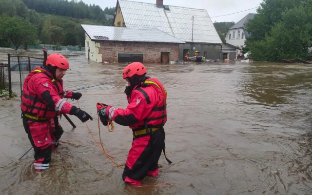 VIDEO: Rok od povodní. Při ničivých záplavách pomáhaly tisíce hasičů