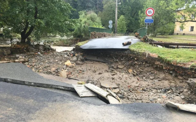 VIDEO: Při povodních šlo častokrát o život. Hasiči zachránili stovky lidí