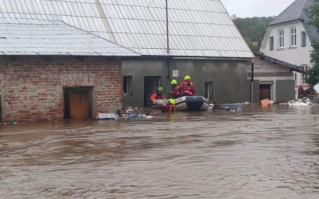 VIDEO: Při povodních šlo častokrát o život. Hasiči zachránili stovky lidí