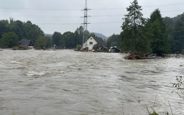 VIDEO: Při povodních šlo častokrát o život. Hasiči zachránili stovky lidí