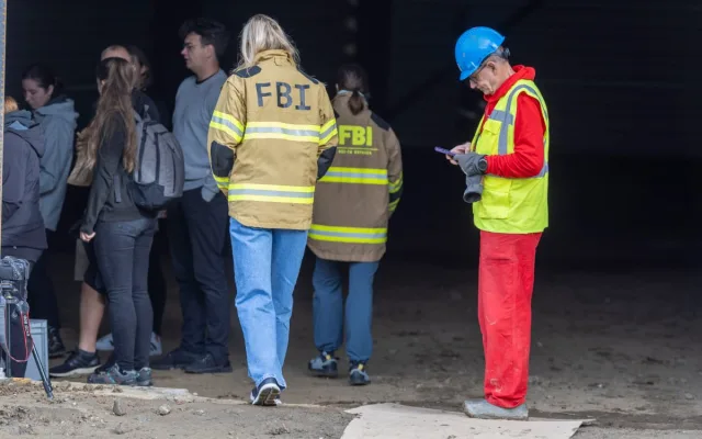 FOTOGALERIE: Sedmimetrová hranice dřeva hořela v Jeseníku uprostřed průmyslové haly. Šlo o test