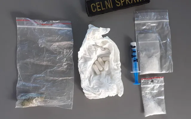 VIDEO: Razie na řidiče z ciziny. Celníci objevili desítky gramů pervitinu či marihuany