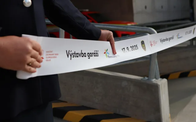Dobrovolní hasiči budou rychlejší, dostali cisterny a dýchací techniku. V Olomouci se otevřely nové garáže