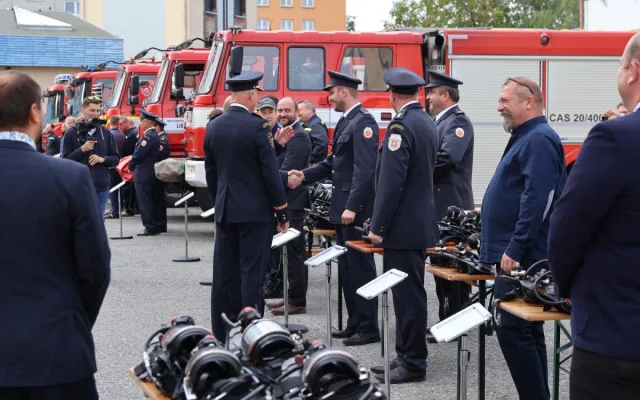 Dobrovolní hasiči budou rychlejší, dostali cisterny a dýchací techniku. V Olomouci se otevřely nové garáže