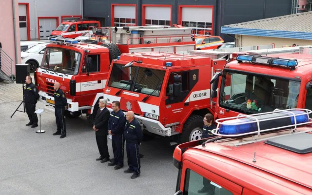 Dobrovolní hasiči budou rychlejší, dostali cisterny a dýchací techniku. V Olomouci se otevřely nové garáže
