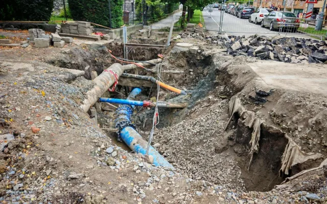 Nekonečné opravy vodovodu v Krapkově. Hotovo bude snad už příští týden