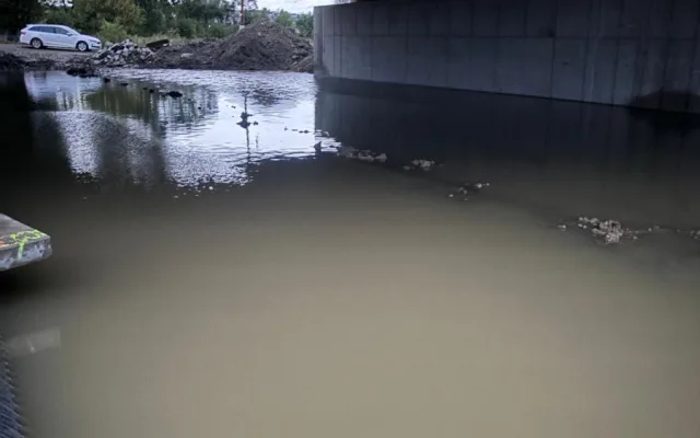 Záplavy pod novým mostem. Na dokončované D1 u Přerova řádí záškodník