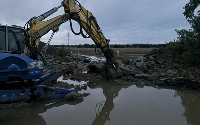 Záplavy pod novým mostem. Na dokončované D1 u Přerova řádí záškodník
