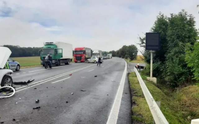 Rušný tah za Mohelnicí zavřela čelní srážka dvou aut