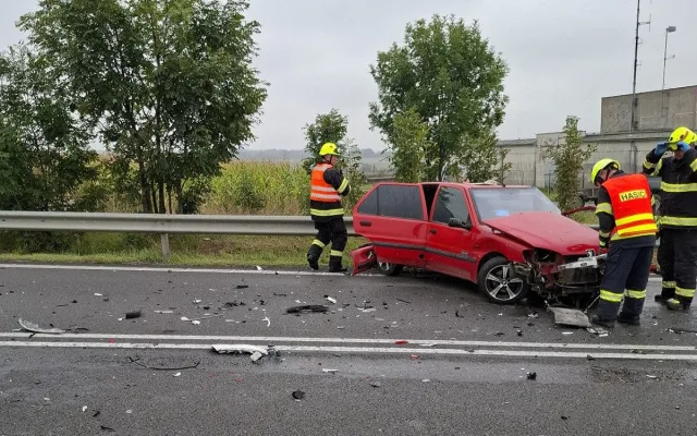 Rušný tah za Mohelnicí zavřela čelní srážka dvou aut