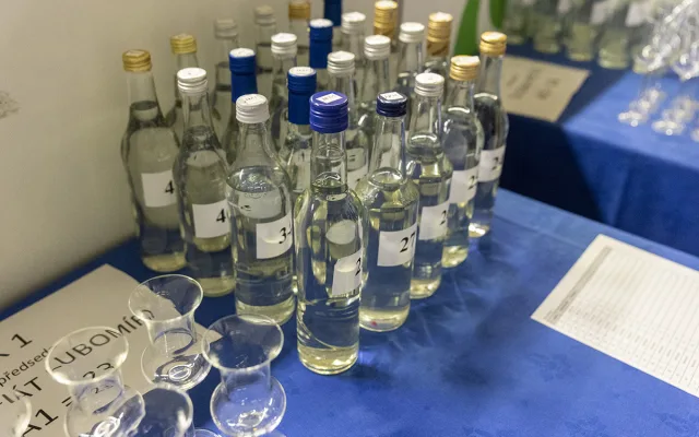 Desítky vzorků destilátů, voda a suché rohlíky. Degustátoři zvládli náročný Flora Košt
