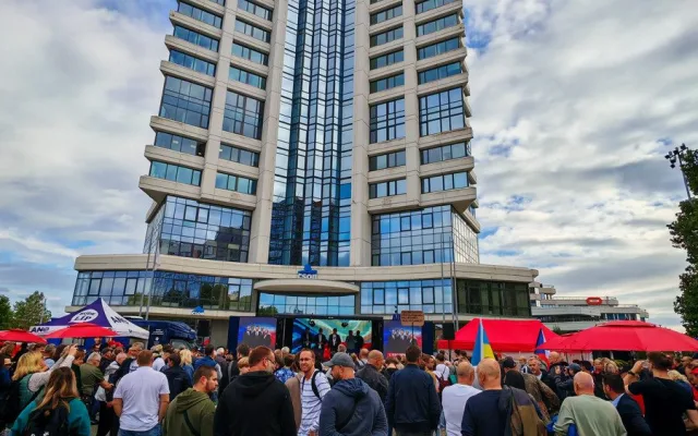 VIDEO: Mítink ANO v Olomouci: Babiš zanotoval píseň proti Fialovi, odpůrci si vyslechli nadávky
