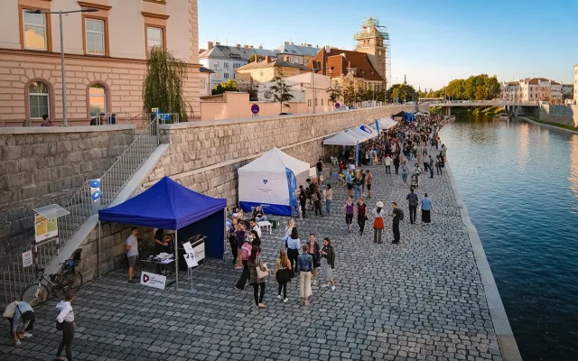 Olomoucká náplavka ožije koncerty i workshopy. Do Olomouce se vrací tisíce studentů