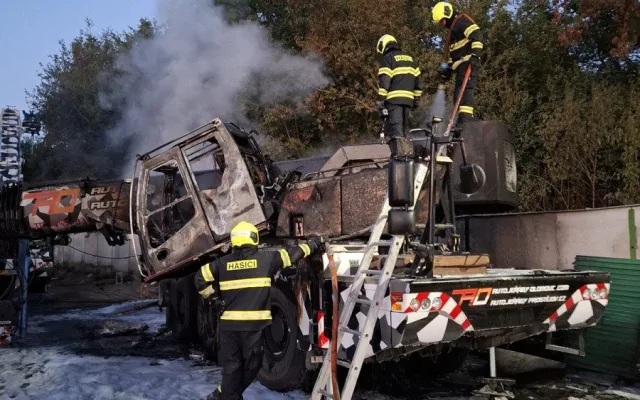 Autojeřáb u Olomouce nad ránem pohltily plameny. Odhad škody míří k 15 milionům