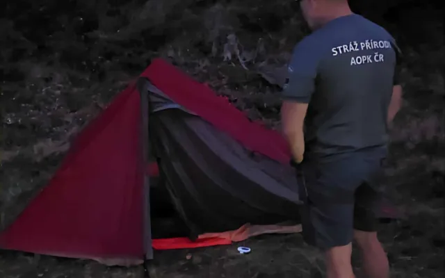 Stráž přírody pokutovala lidi, co přespali na Ovčárně nebo trhali borůvky. Jste moc přísní, zní kritika
