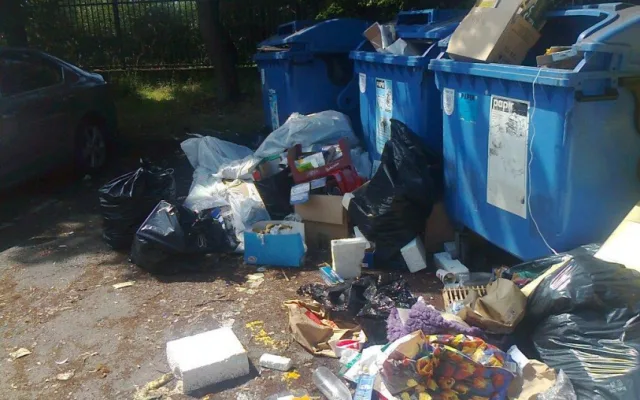 Olomouci došla trpělivost. Kvůli nelegálním skládkám nasadila ke kontejnerům kamery