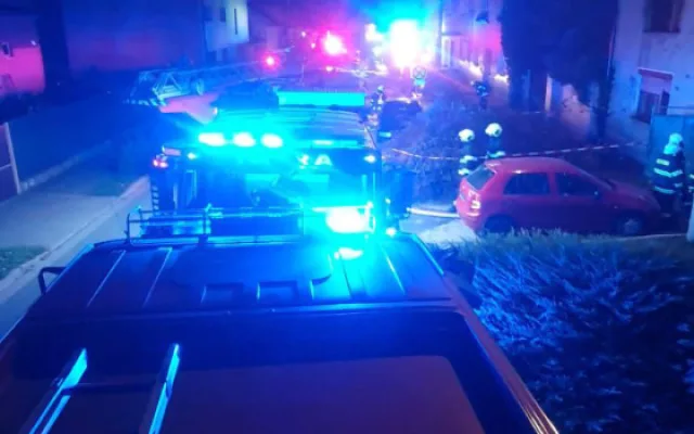 Noční požár domu v Července: uvnitř byla kvanta věcí, muž se nadýchal zplodin