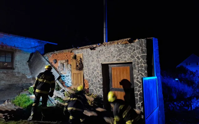 Větrná smršť sevřela Olomoucko a Šumpersko, hasiči s pohromou bojovali celou noc