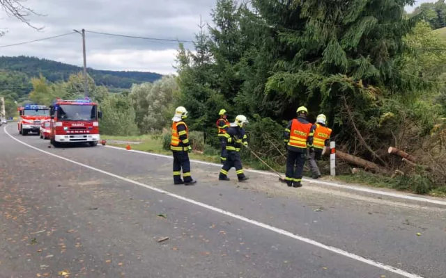Větrná smršť sevřela Olomoucko a Šumpersko, hasiči s pohromou bojovali celou noc