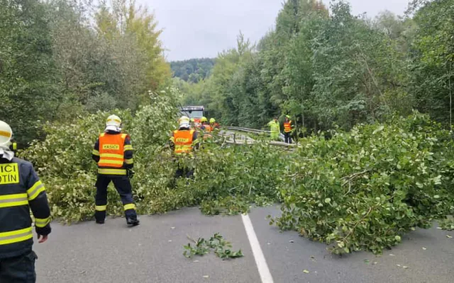 Větrná smršť sevřela Olomoucko a Šumpersko, hasiči s pohromou bojovali celou noc