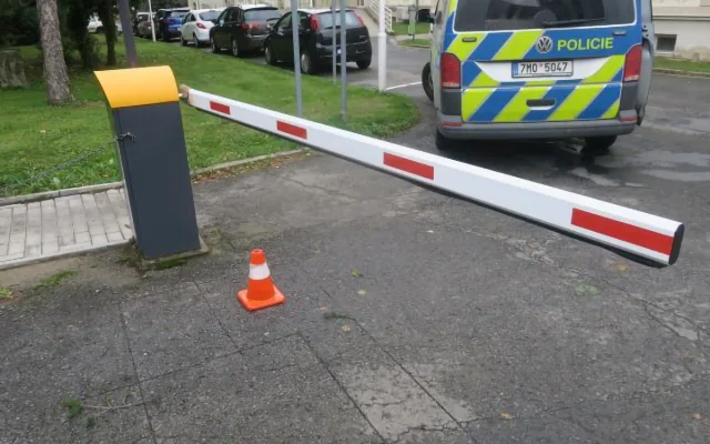 Žena na kole nalomila závoru v přerovské nemocnici, hledá ji policie