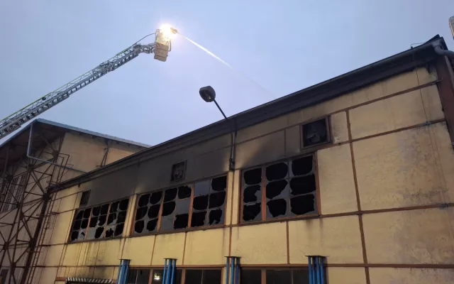V Prostějově hoří vzduchotechnika ve spalovně. Dva zaměstnanci jsou zranění