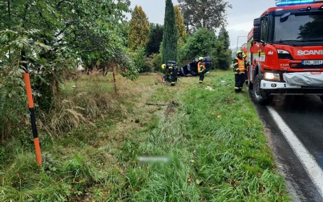 Mladík ve Velkých Losinách převrátil auto na střechu. Měl v sobě marihuanu