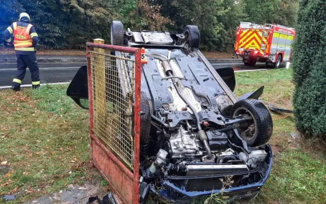 Mladík ve Velkých Losinách převrátil auto na střechu. Měl v sobě marihuanu