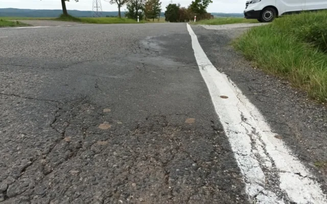 Tady jde o život. Silnice do Vícova je v katastrofálním stavu, opravy se odkládají roky