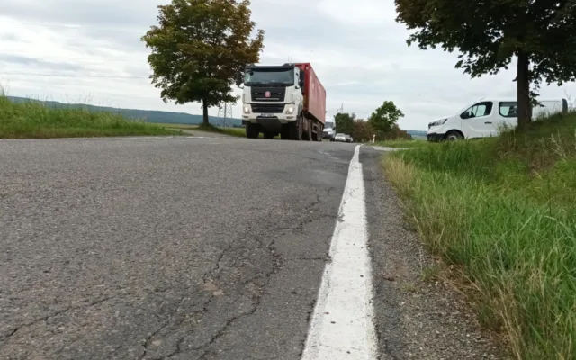Tady jde o život. Silnice do Vícova je v katastrofálním stavu, opravy se odkládají roky