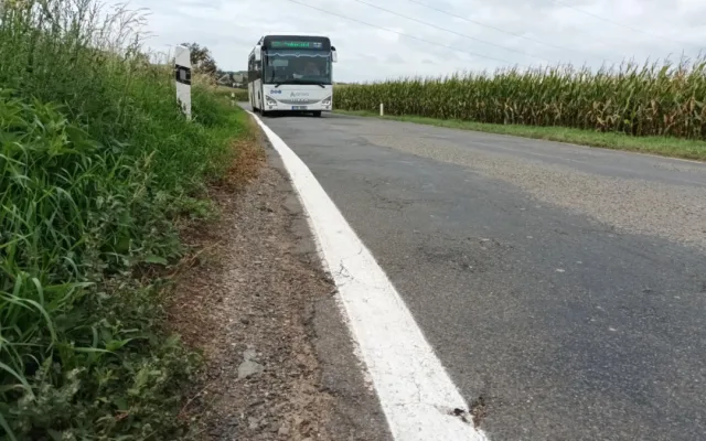 Tady jde o život. Silnice do Vícova je v katastrofálním stavu, opravy se odkládají roky