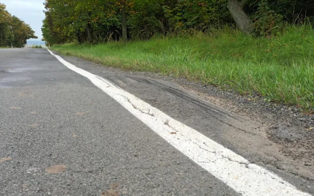 Tady jde o život. Silnice do Vícova je v katastrofálním stavu, opravy se odkládají roky