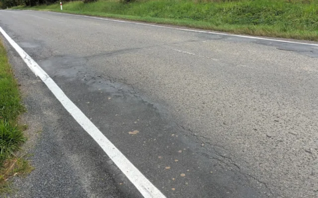 Tady jde o život. Silnice do Vícova je v katastrofálním stavu, opravy se odkládají roky