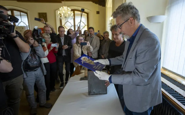 Ohlédnutí o čtvrt století zpět. Historická chlouba Olomouce vydala časovou schránku